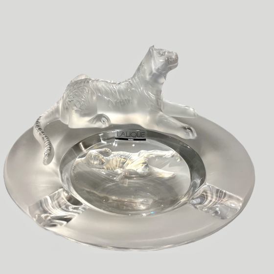 Пепельница с тигром, Франция, фирма "Lalique", XXI век Пепельница с тигром, Франция, фирма "Lalique", XXI век