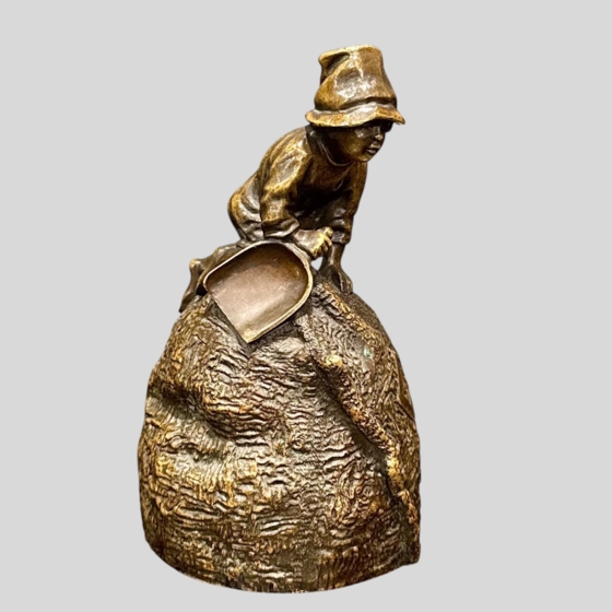 ​Колокольчик «Мальчик с совком на куле», Россия, фабрика "Ф. Шопен", 1875-1880-е. гг.