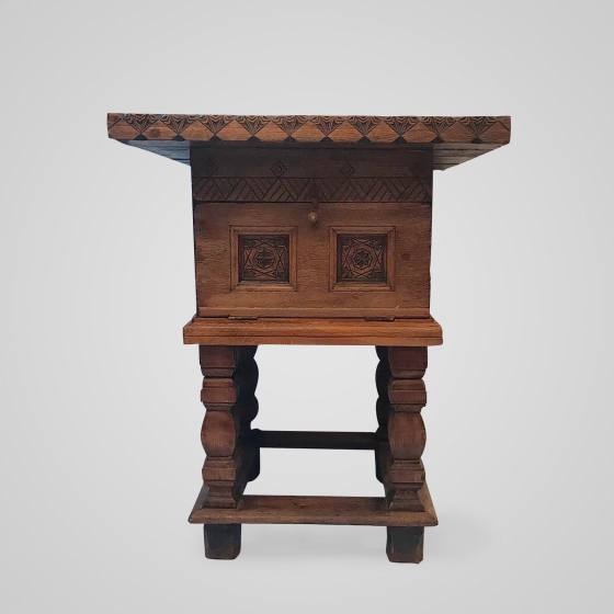 Столик чайный, Россия, Абрамцево, 1890-е гг., Поленова Е.Д. Столик чайный, Россия, Абрамцево, 1890-е гг., Поленова Е.Д.