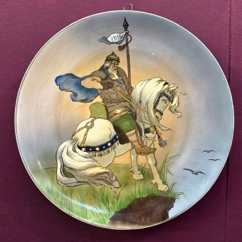 Декоративное блюдо "Богатырь", фабрика "М.С. Кузнецова", 1915 г.