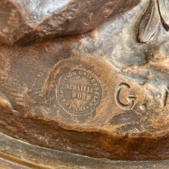 Скульптура "Девушка с букетом", Франция, XIX век