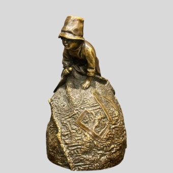 ​Колокольчик «Мальчик с совком на куле», Россия, фабрика "Ф. Шопен", 1875-1880-е. гг.