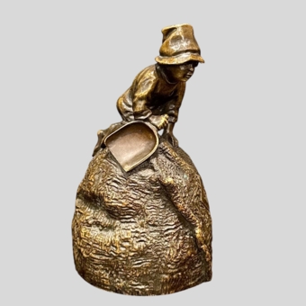 ​Колокольчик «Мальчик с совком на куле», Россия, фабрика "Ф. Шопен", 1875-1880-е. гг.