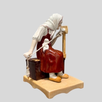 Парные скульптуры «Мужик, плетущий лапоть» и «Пряха», Россия, завод «Попова А.Г.», XIX век