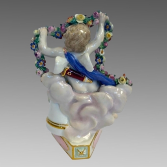 Скульптура «Амур с венком», Германия, мануфактура «Мейсен», XIX век, М.-В. Асье